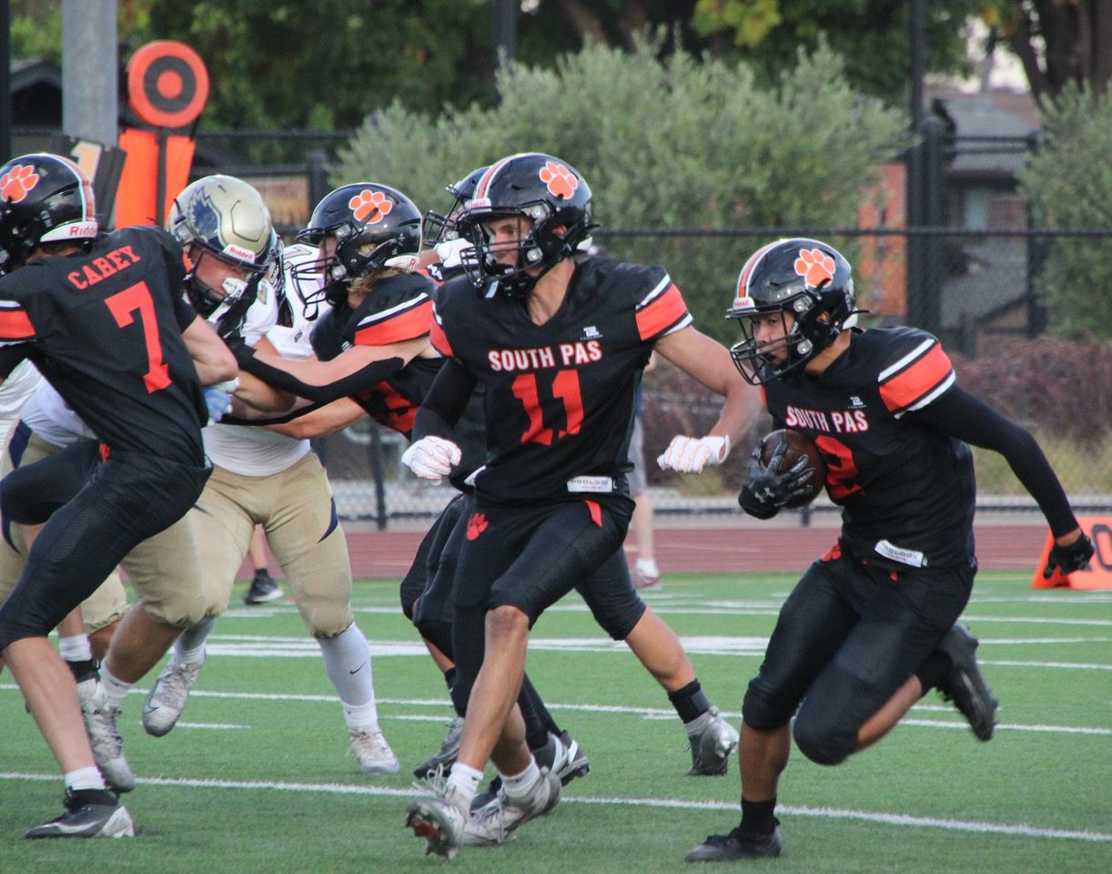 Photo by Henk Friezer | The South Pasadenan | South Pasadena High opened its 2025 football season Thursday night against visiting El Segundo in non-league action. On Friday, August 29, the Tigers face Arcadia on the road.