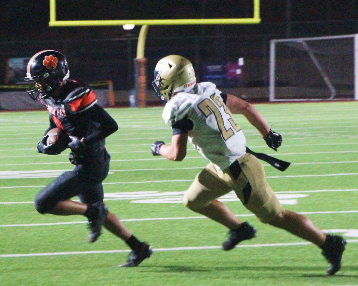 Photo by Henk Friezer | The South Pasadenan | South Pasadena High opened its 2025 football season Thursday night against visiting El Segundo in non-league action. On Friday, August 29, the Tigers face Arcadia on the road.