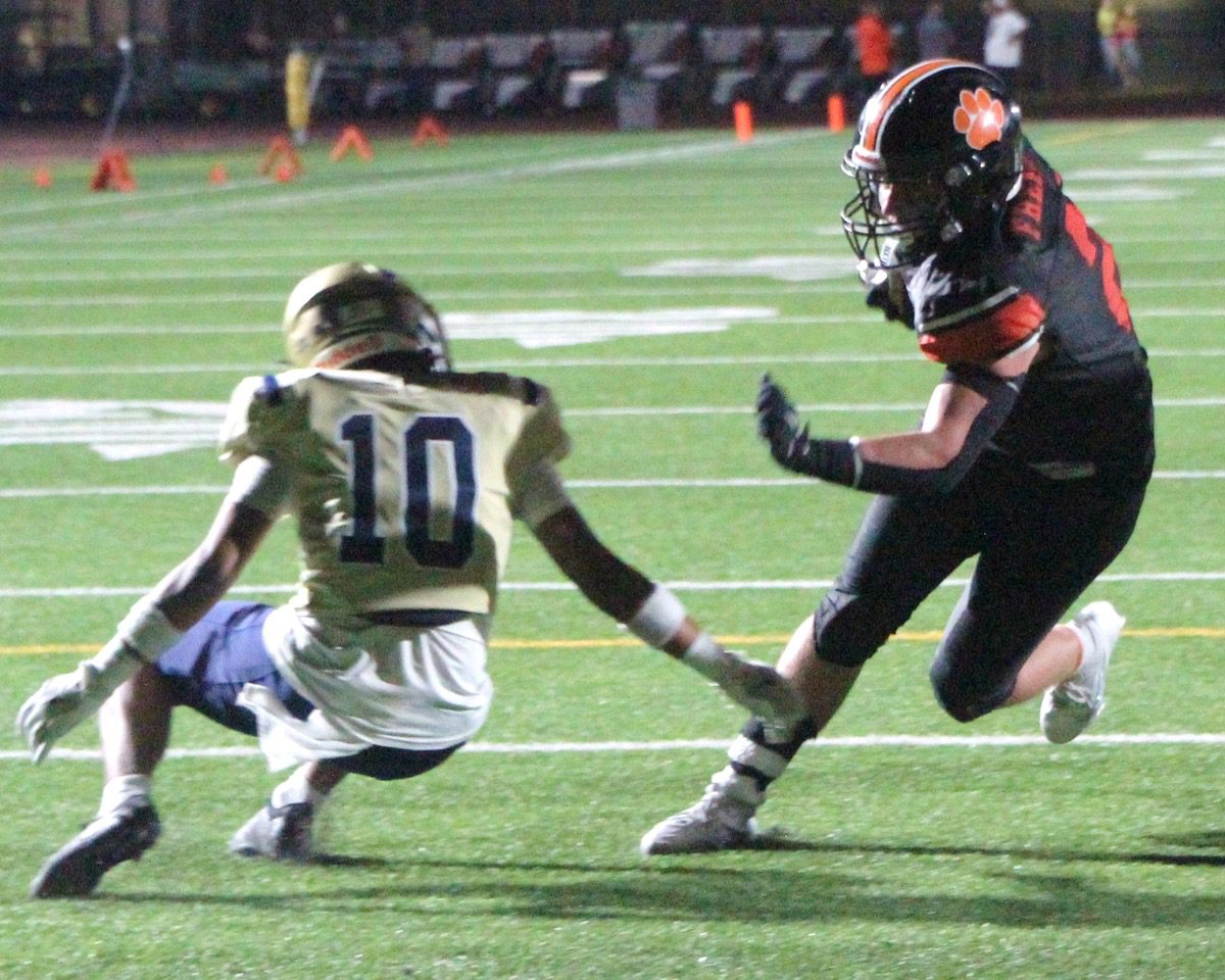 PHOTO: Henk Friezer | The South Pasadenan | Tigers Edge Panthers