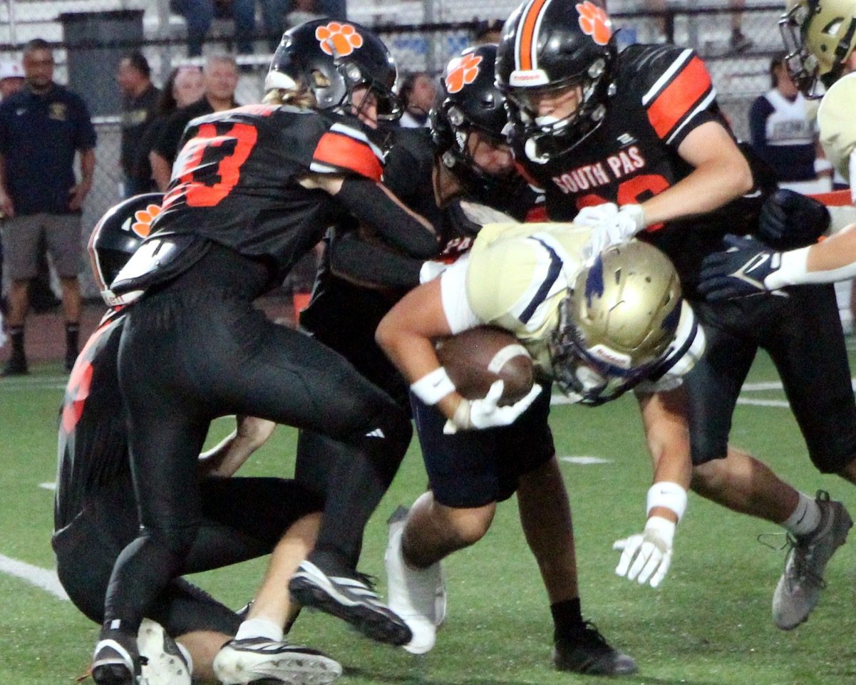 PHOTO: Henk Friezer | The South Pasadenan | Tigers Edge Panthers