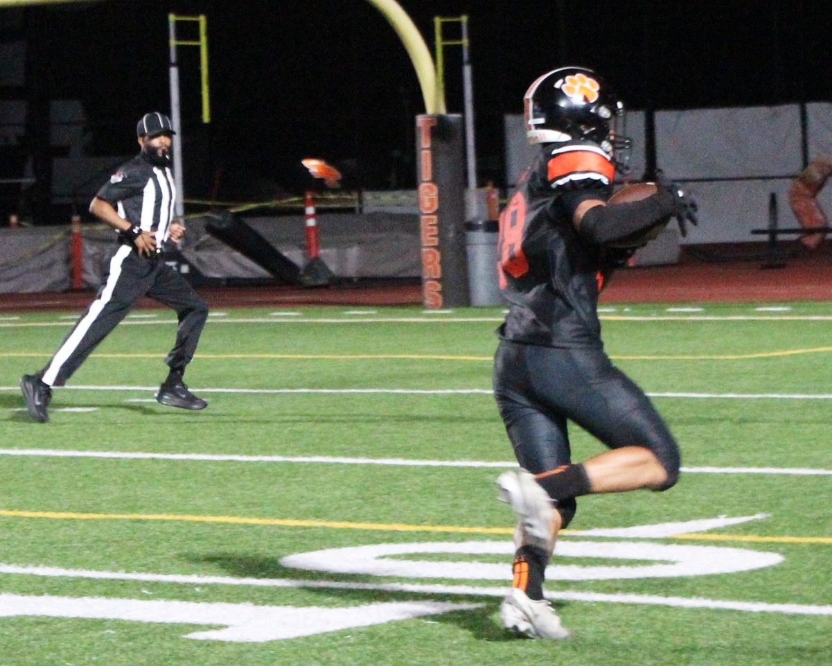 PHOTO: Henk Friezer | The South Pasadenan | Tigers Edge Panthers