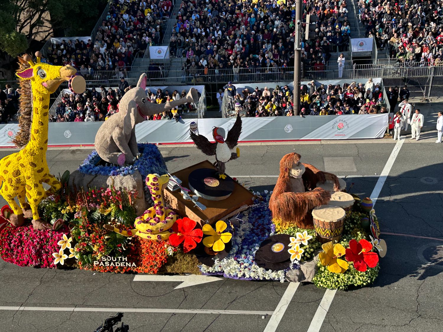 PHOTO: Bill Glazier | The South Pasadenan | South Pasadena Tournament of Roses 2024 parade float: winner of the'Founder Award'.