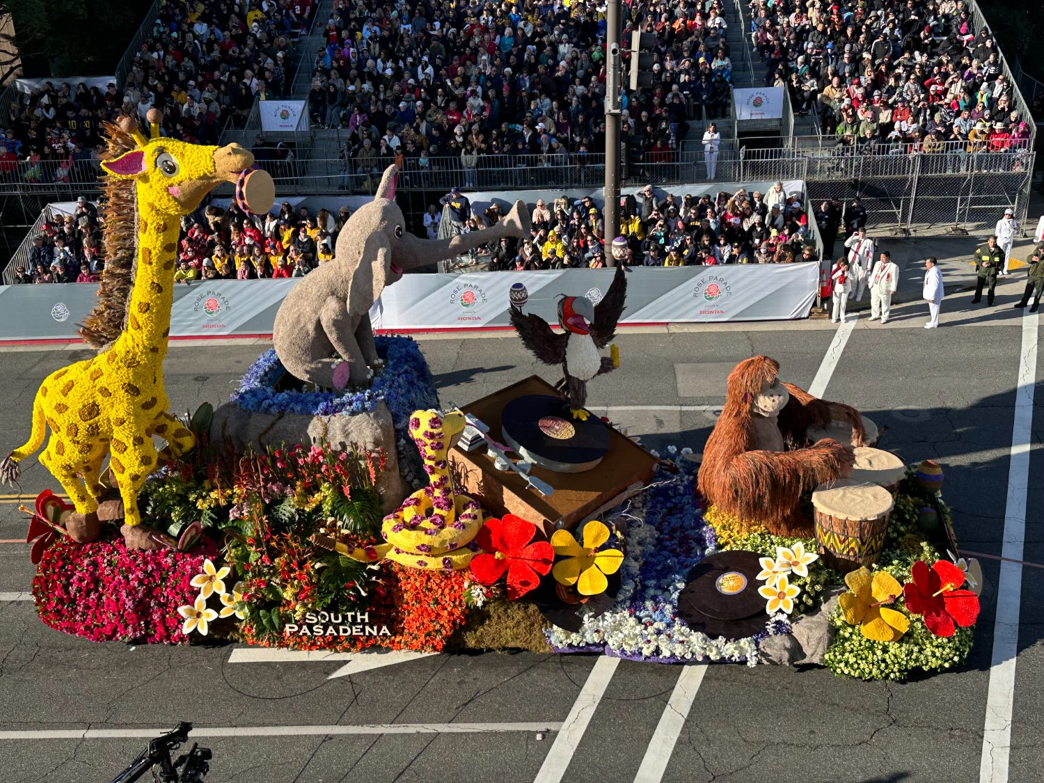 PHOTO: Bill Glazier | The South Pasadenan | South Pasadena Tournament of Roses 2024 parade float: winner of the'Founder Award'.