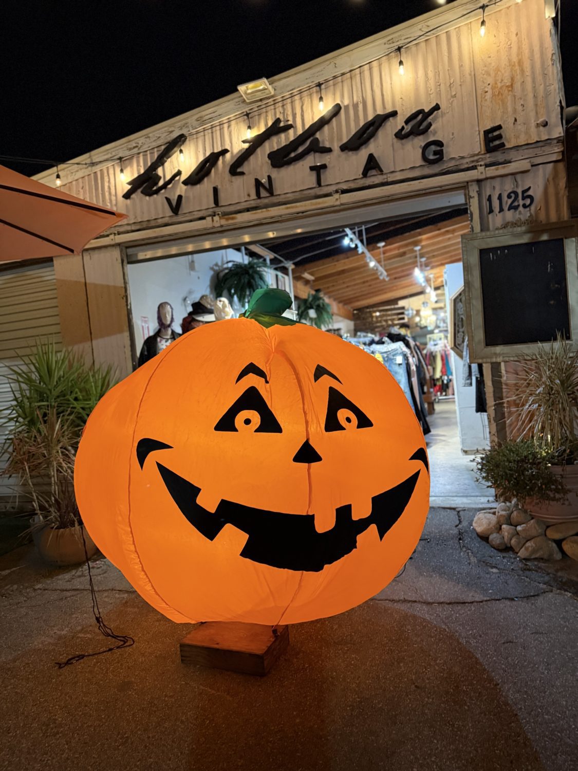 Arts Crawl Pumpkin Decorating at Hotbox Vintage in the back-lot 1127 Mission Street! 3~9 While supplies last!