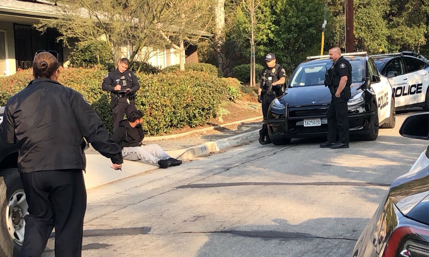 PHOTO: Curt H. | South Pasadena News | South Pasadena Police Department (SPPD) catch and arrest suspect for burglary Tuesday afternoon. Suspect posing as yard worker.