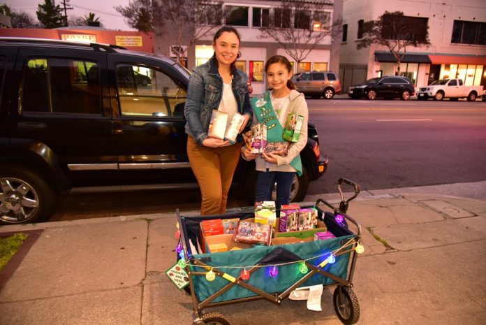 South-Pasadena-News-1-31-2019-Girl-Scout-Cookies-Sale-Arroyo-Vista-Juliana-Rubio (2)