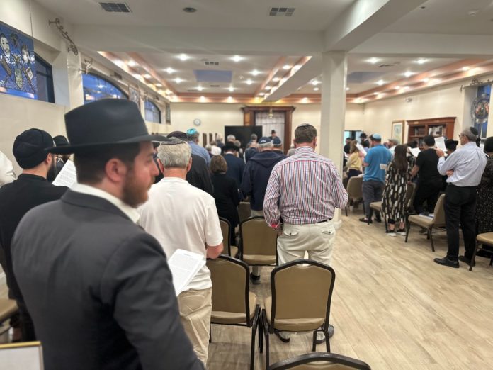 PHOTO: Jonathan Williams | The South Pasadenan | Pasadena Chabad gathering for prayer & solidarity for Israel after the the recent attacks by Hamas
