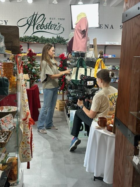 PHOTO: Altadena Community | The South Pasadenan | Altadena Community Comes Together for “Shop & Dine Altadena for the Holidays” Campaign