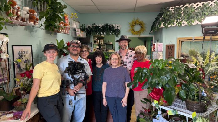 PHOTO: Altadena Community | The South Pasadenan | Altadena Community Comes Together for “Shop & Dine Altadena for the Holidays” Campaign