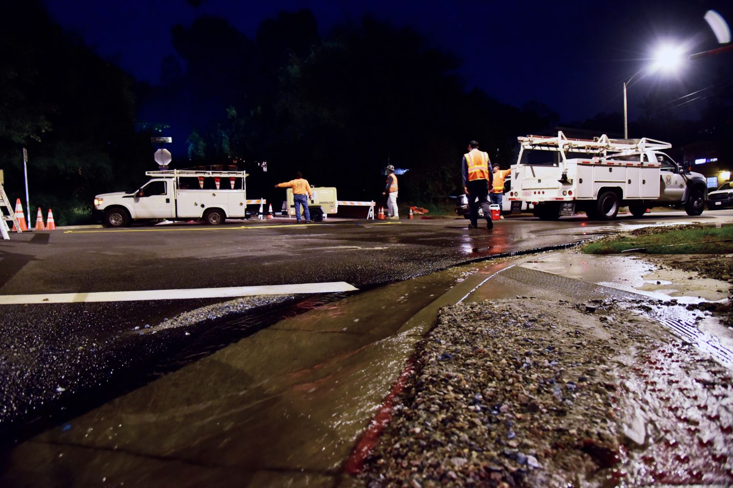 PHOTO: Steven Lawrence | The South Pasadenan News | Major water main burst causes street flooding, and further raises concerns on aging infrastructure. Tens-of-thousnads of gallons of water lost down the drain.
