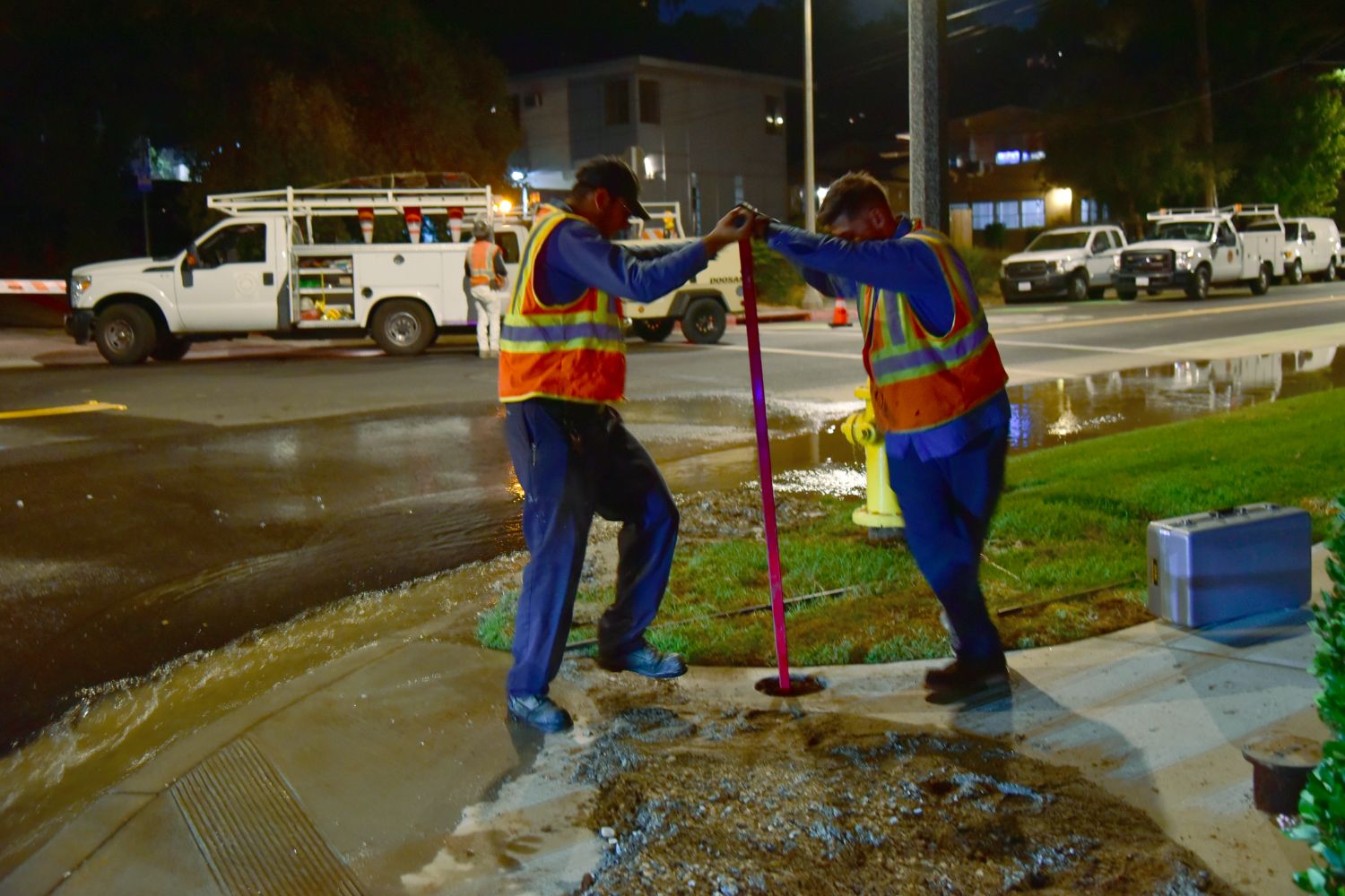 PHOTO: Steven Lawrence | The South Pasadenan News | Major water main burst causes street flooding, and further raises concerns on aging infrastructure. Tens-of-thousnads of gallons of water lost down the drain.