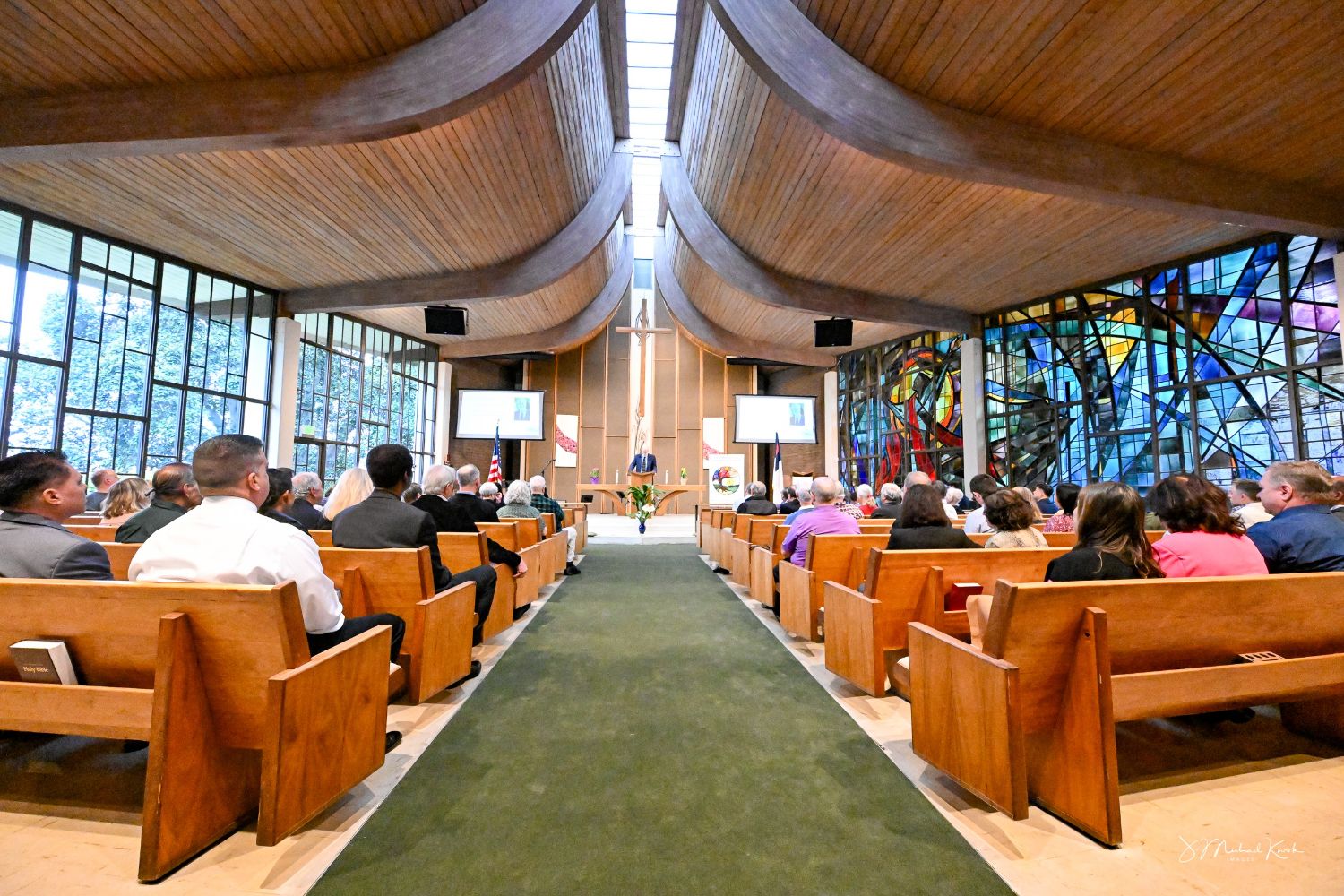 PHOTO: J. Mike Kwok | The South Pasadenan | Renew United Methodist Church sanctuary, with Rev. Dr. Mark D. Roberts of Fuller’s De Pree Center for Leadership  giving keynote address.