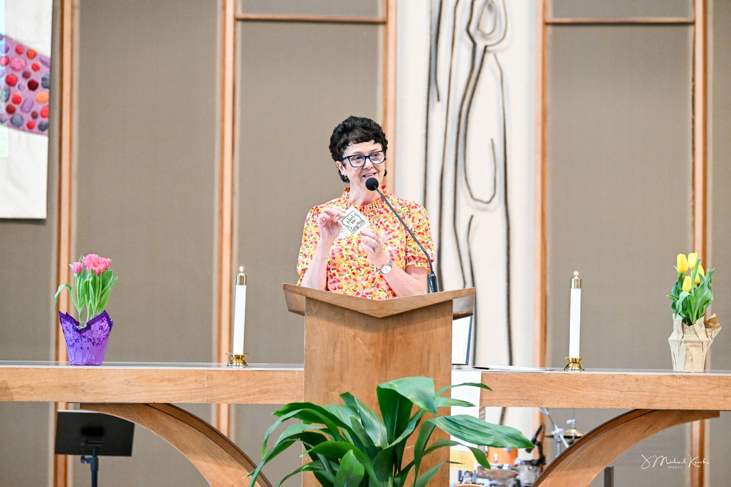 PHOTO: J. Mike Kwok | The South Pasadenan | SPPB chair Nancy Norris thanks Sarah Kano for handcrafting wildflower seed paper favors as reminders to sow peace.