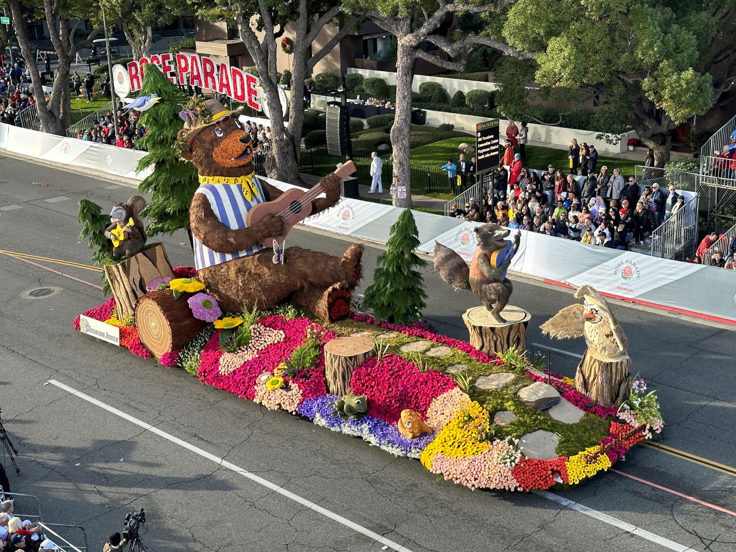 | The South Pasadenan | South Pasadena News PHOTO: Bill Glazier | The South Pasadenan | Western Asset Management, showcasing its “Together in Harmony” float, won the Theme Award.