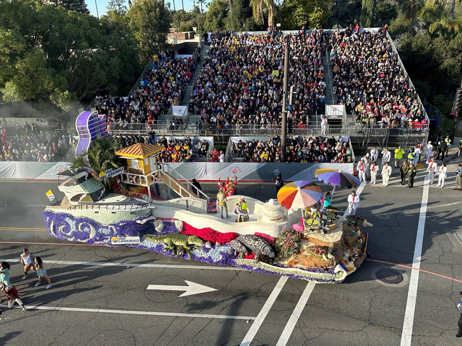 | The South Pasadenan | South Pasadena News PHOTO: Bill Glazier | The South Pasadenan | Visit Lauderdale, urging America to come to the Florida city, won the Past President Award for most outstanding innovation in the use of floral and non-floral materials. It was given the name: Everyone under the sun.