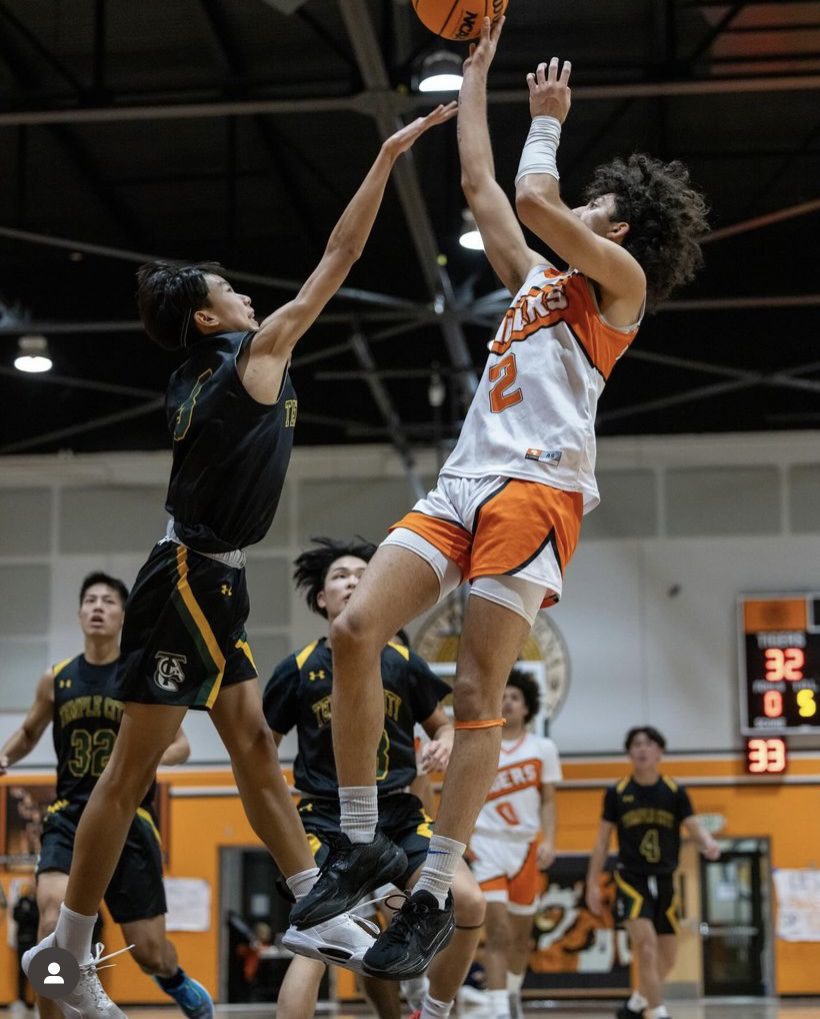 PHOTO: Amanda Delgado under.ratedmedia provided by SPHS basketball | The South Pasadenan | 2024 South Pasadena High School boys varsity basketball.