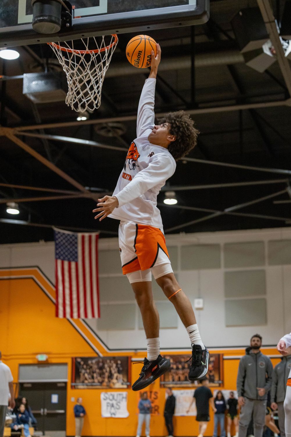 PHOTO: Amanda Delgado under.ratedmedia provided by SPHS basketball | The South Pasadenan | 2024 South Pasadena High School boys varsity basketball.