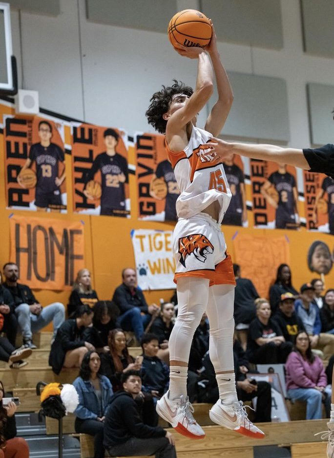 PHOTO: Amanda Delgado under.ratedmedia provided by SPHS basketball | The South Pasadenan | 2024 South Pasadena High School boys varsity basketball.