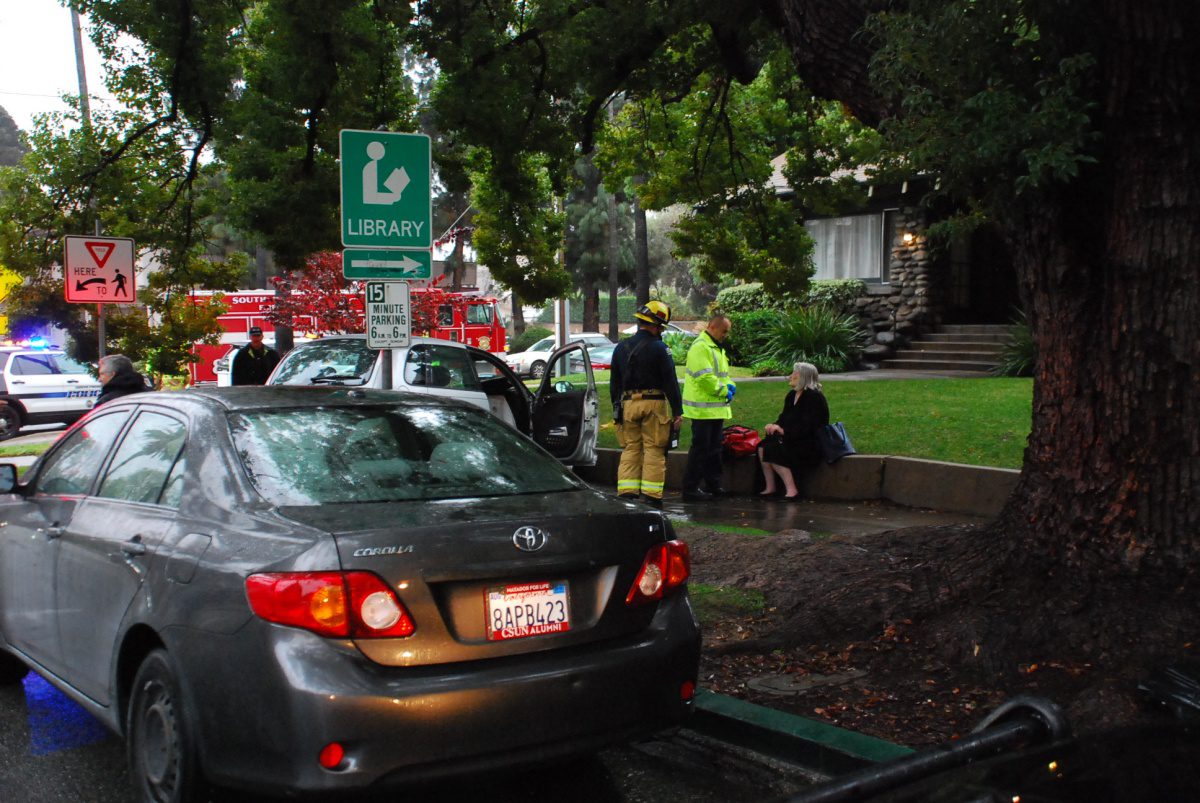 south-pasadena-news-01-17-2019-car-accident-fremont-and-oxley-car-on-sidewalk-03 | The South Pasadenan | South Pasadena News