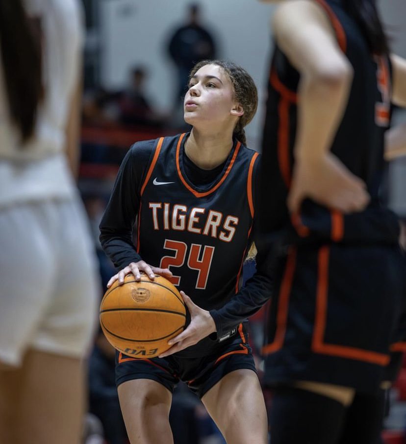 PHOTO: under.ratedmedia/SPHS Basketball | The South Pasadenan | SPHS 2024 Girls Varsity Basketball