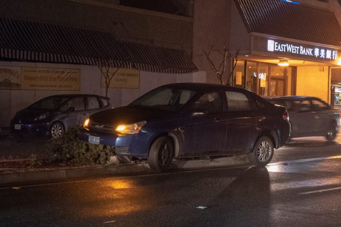south-pasadena-news-02-14-2019-car-accident-car-drives-onto-center-median-fair-oaks-ave-01