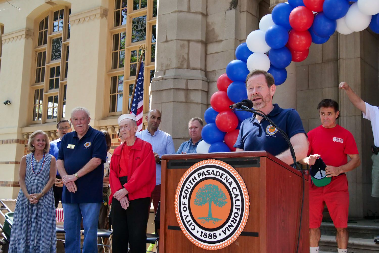 PHOTO: Esteban Lopez | South Pasadena.com News | Mayor Jon Primuth introducing Grand Marshall, WWII vet, Bill Suter, on July 4th, 2023.