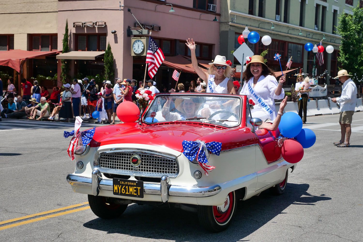 PHOTO: Esteban Lopez | South Pasadena.com News | South Pasadena Woman's Club at July 4th, 2023 Festival of Balloons parade.