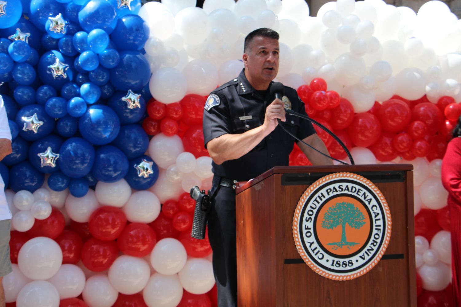 PHOTO: Melissa Snyder | The South Pasadenan | Decked out in plenty of red, white and blue, 4th of July in South Pasadena featured a traditional pancake breakfast, parade along Mission Street and old-fashioned fireworks show at South Pasadena High School to cap the day. Pictured: South Pasadena Police Chief Solinsky addresses the crowd.