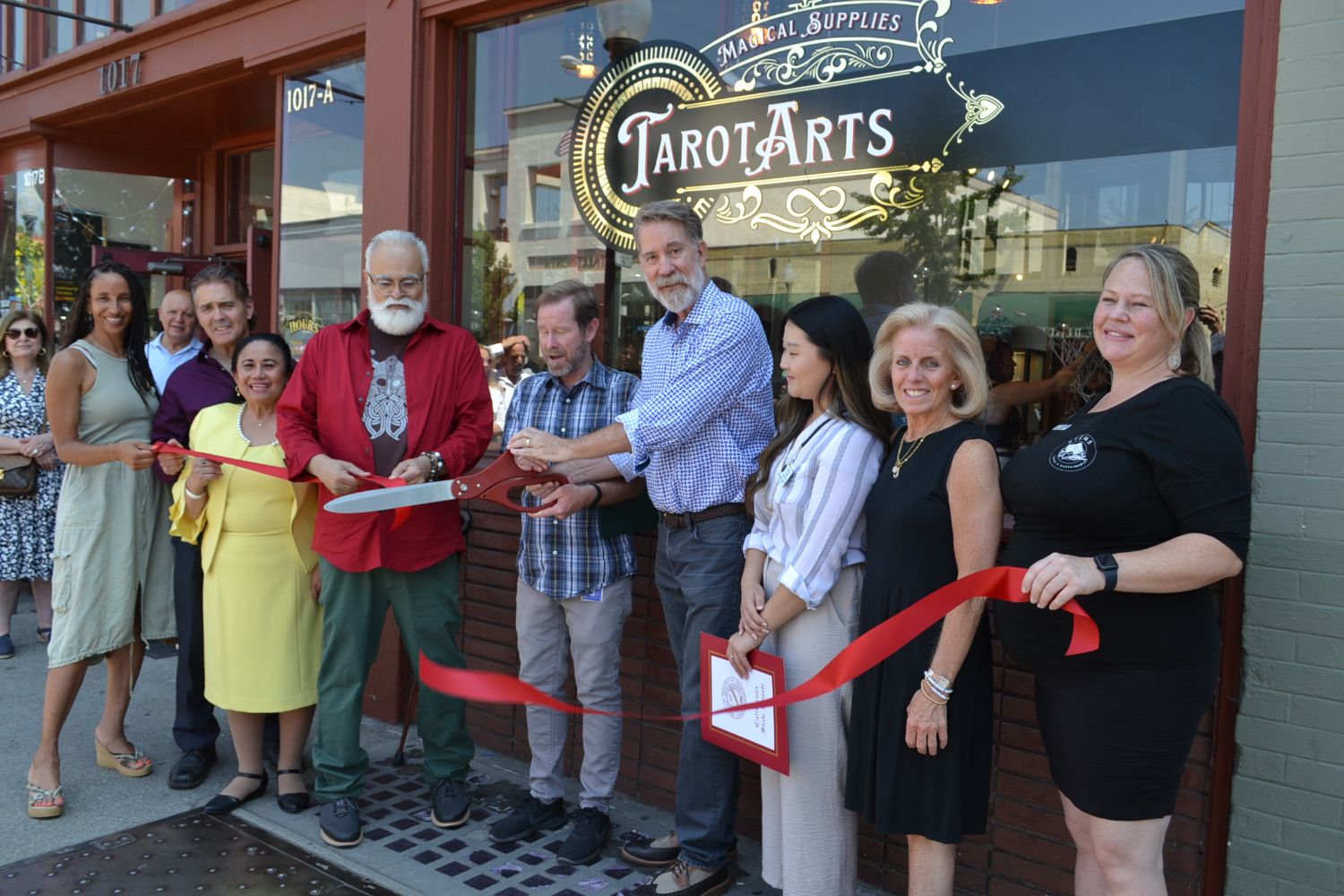 south-pasadena-news-07-15-2023-tarot-arts-ribbon-cutting-07 | The South Pasadenan | South Pasadena News PHOTO: Alisa Hayashida | The South Pasadenan | The grand opening of Tarot Arts at 1017 Mission Street in South Pasadena