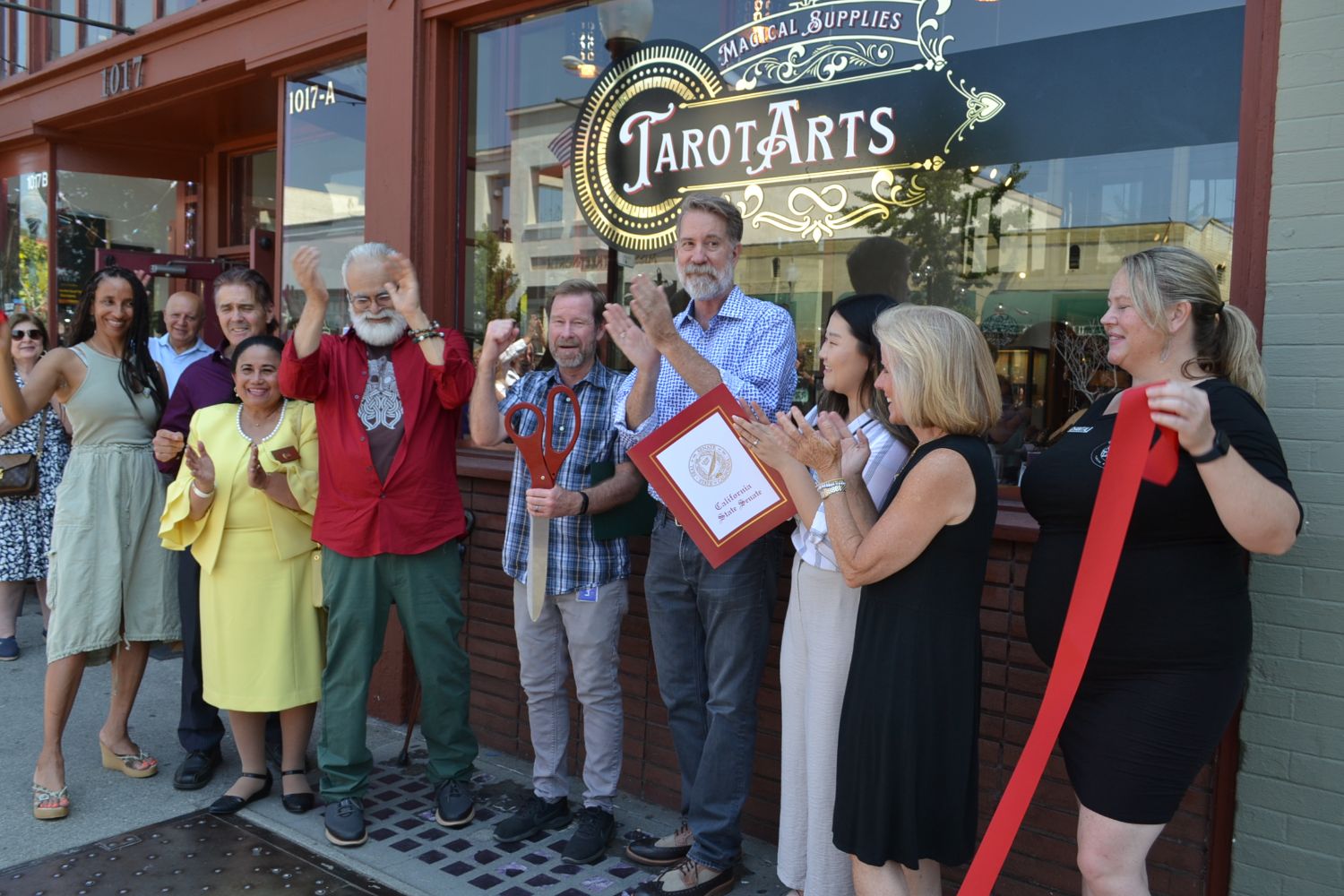south-pasadena-news-07-15-2023-tarot-arts-ribbon-cutting-09 | The South Pasadenan | South Pasadena News PHOTO: Alisa Hayashida | The South Pasadenan | The grand opening of Tarot Arts at 1017 Mission Street in South Pasadena