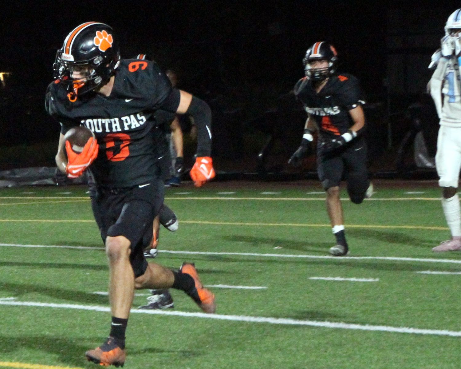 PHOTO: Henk Friezer | The South Pasadenan | South Pasadena picked up its second win of the season, getting past Crescenta Valley 29-23 in non-league football action Friday September 7, 2024.