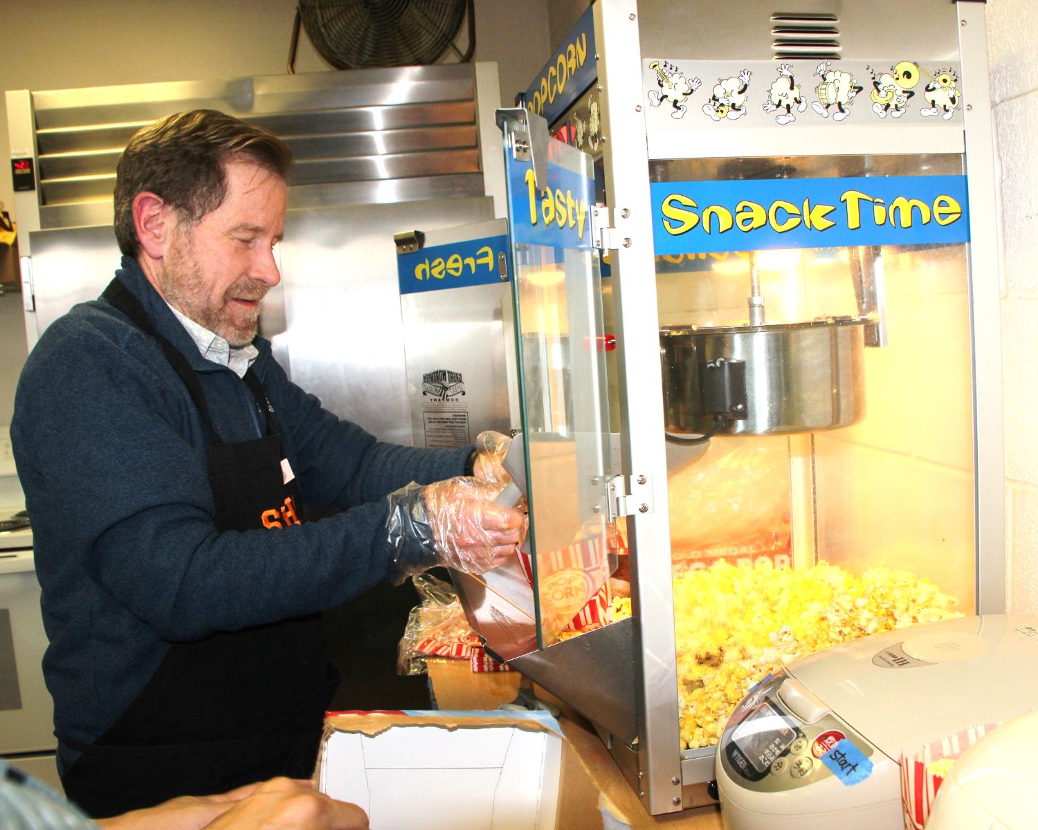 PHOTO: Henk Friezer | The South Pasadenan | Mayor Jon Primuth serving up hot popcorn at the SPHS football game Friday evening.