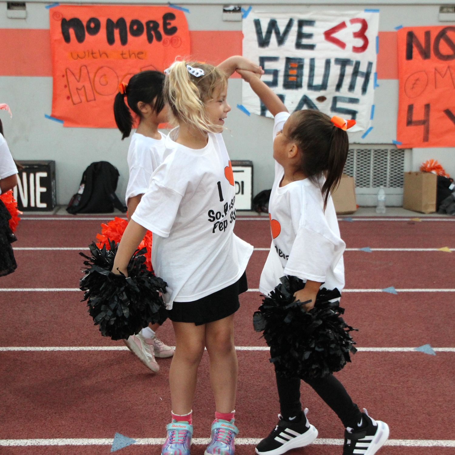| The South Pasadenan | South Pasadena News PHOTO: Henk Friezer | The South Pasadenan | Future cheerleaders take to the field with SPHS cheerleaders