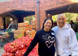 PHOTO: Alisa Hayashida | The South Pasadenan | Director of Life, Peace and Justice, Marlene Moore, with former Mayor Bob Joe at the Thanksgiving Giving Bank at Holy Family Church.