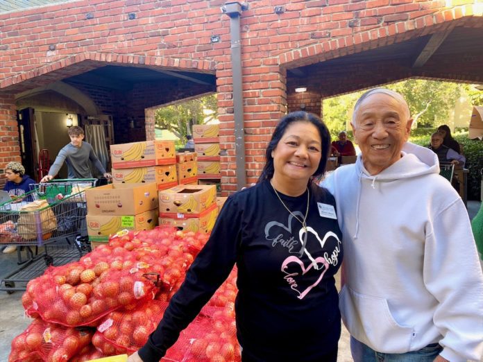 PHOTO: Alisa Hayashida | The South Pasadenan | Director of Life, Peace and Justice, Marlene Moore, with former Mayor Bob Joe at the Thanksgiving Giving Bank at Holy Family Church.