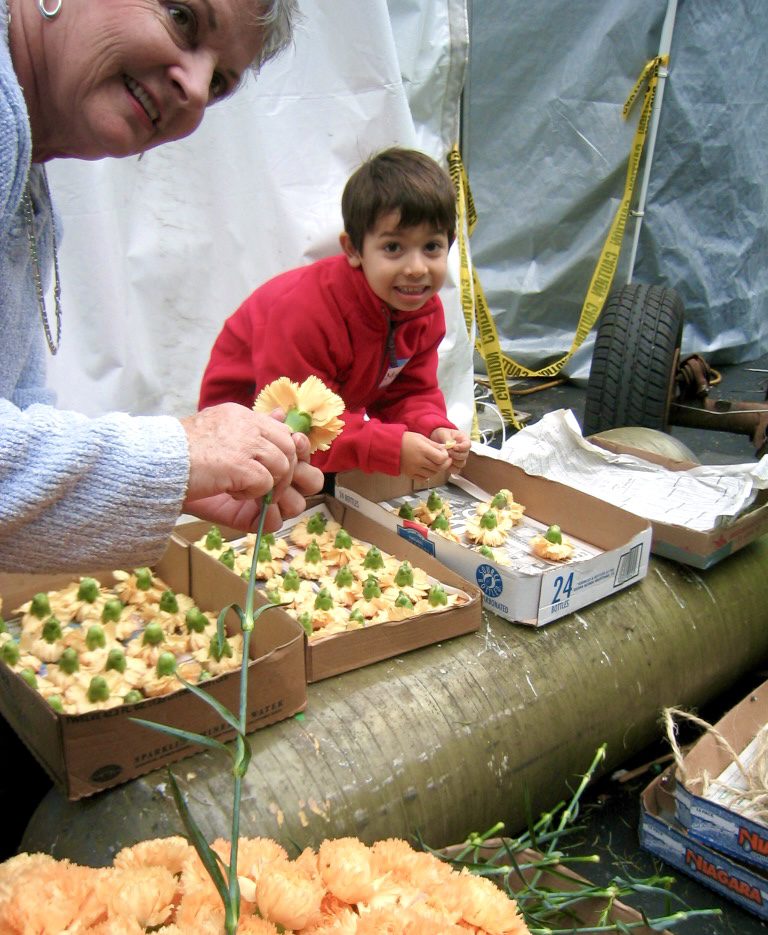 | The South Pasadenan | South Pasadena News PHOTO: The South Pasadenan | A South Pasadenan volunteer helps out with his gramma on the South Pasadena 2007 float.
