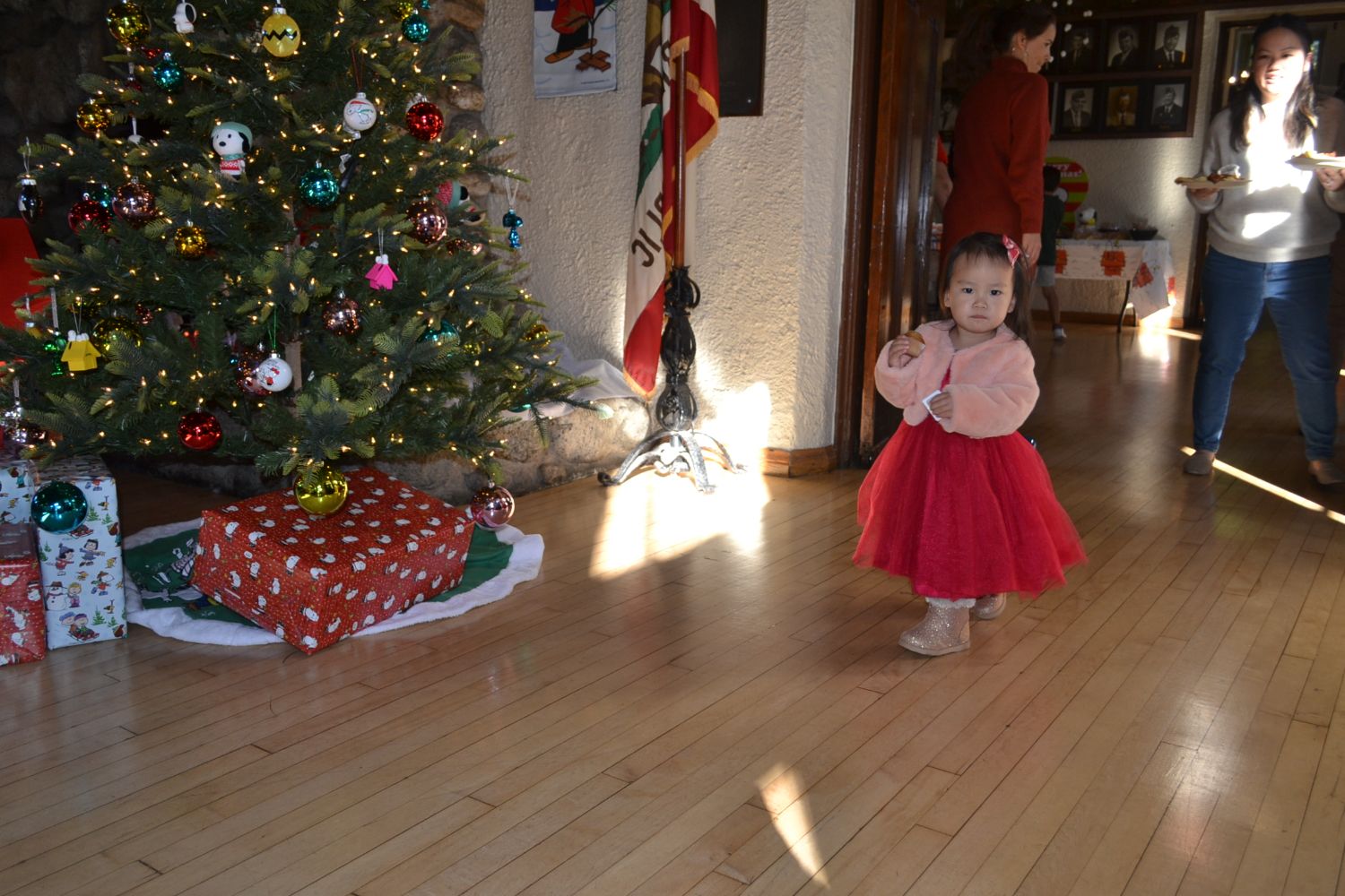 PHOTO: Alisa Hayashida | The South Pasadenan | Santa Claus visits South Pasadena for the city's annual Breakfast with Santa on December 9, 2023.
