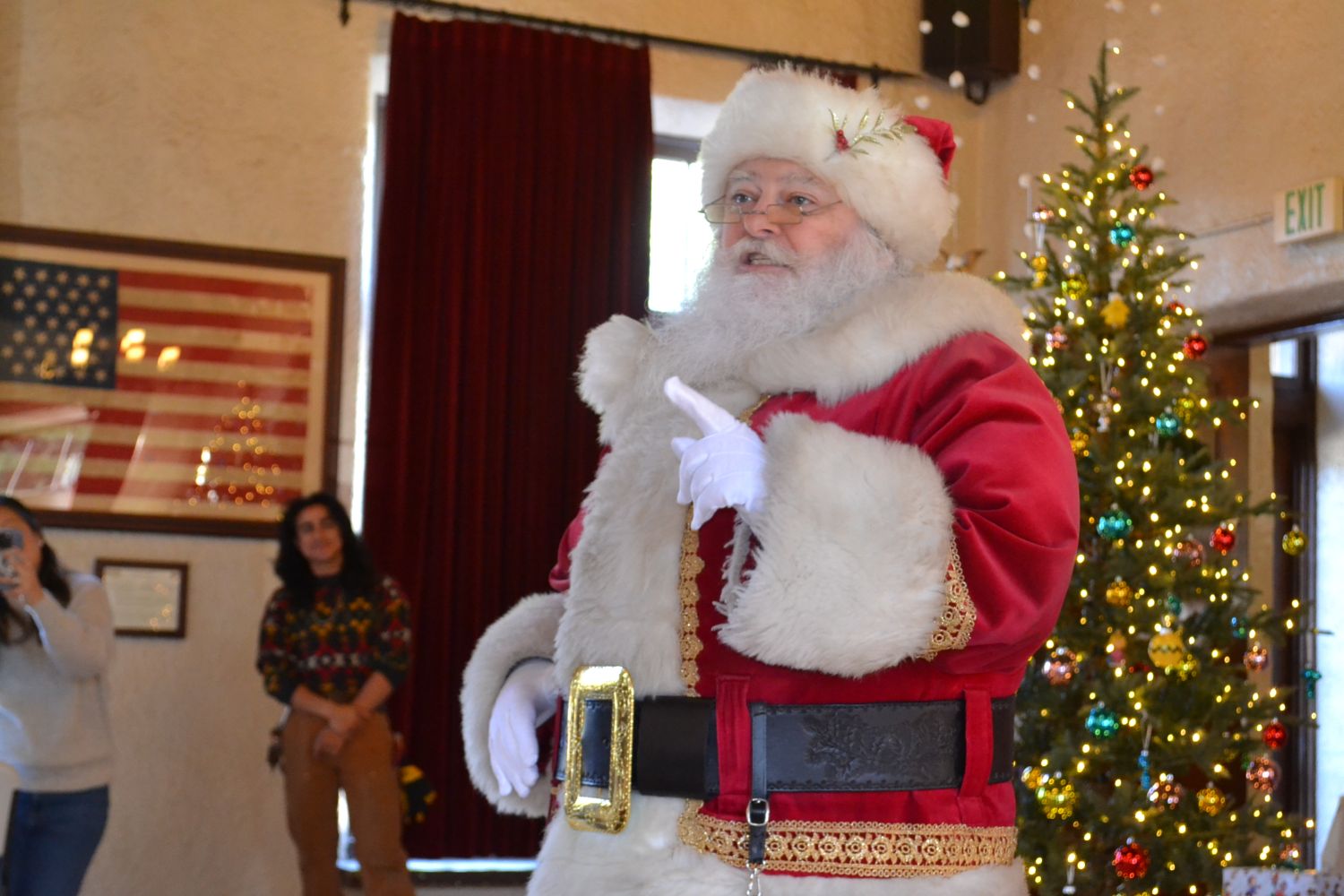 PHOTO: Alisa Hayashida | The South Pasadenan | Santa Claus visits South Pasadena for the city's annual Breakfast with Santa on December 9, 2023.