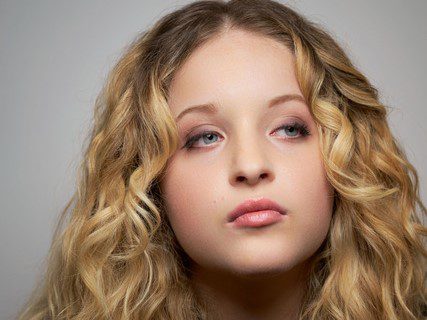 PHOTO: Eric Staudenmaier | Make-up and hair Saida Staudenmaier | The South Pasadenan | Aubry Deetjen has been named a 2024 YoungArts winner with distinction in Design