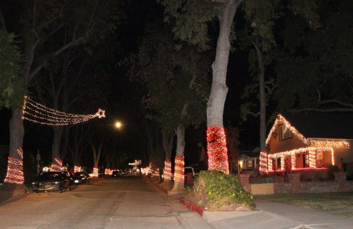 PHOTO: Henk Friezer | The South Pasadenan | Local streets lit up for the holidays