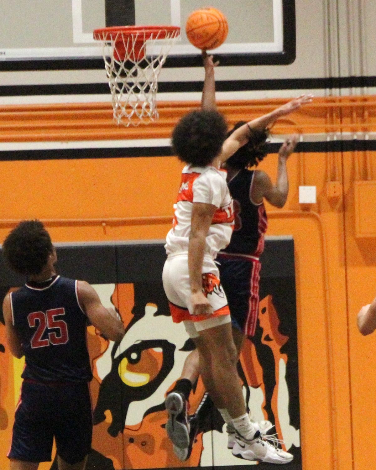 PHOTO: Henk Friezer | The South Pasadenan | SPHS Boys Basketball plays at the So Cal Christmas Classic.